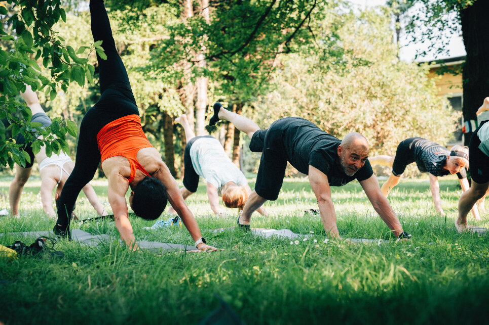 Dynamisches Yoga und Barfußlaufen und Atemtechniken