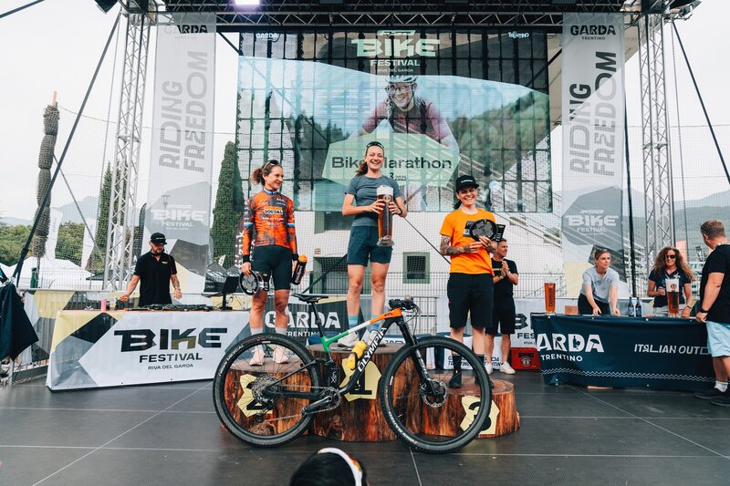 ©garda Dolomiti SpA 2025 05 01 BF Riva Patrick Wasshuber Bike Marathon Prize Cerimony Woman